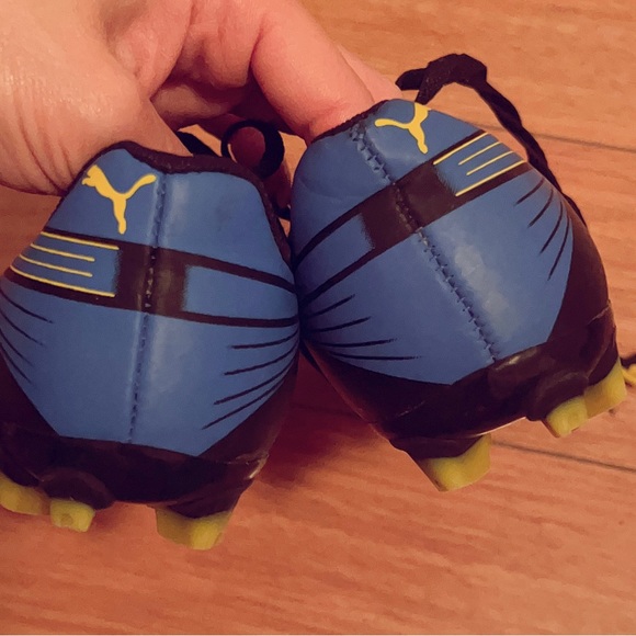 Puma kids size 12 soccer sneakers - Picture 3 of 5